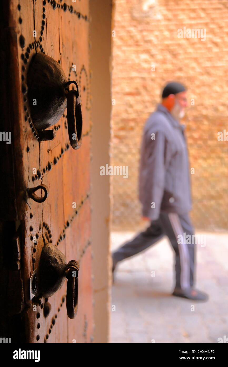Gros plan sur les knockers d'une porte en bois ornée à l'intérieur de la médina de Tozeur, Tunisie Banque D'Images