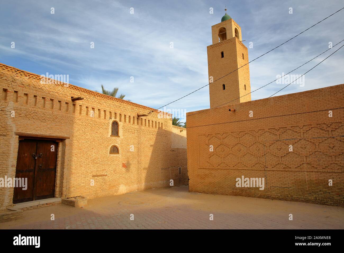 La médina historique de Tozeur (Ouled el Hadef), Tunisie, décorée avec des motifs de briques et un minaret Banque D'Images