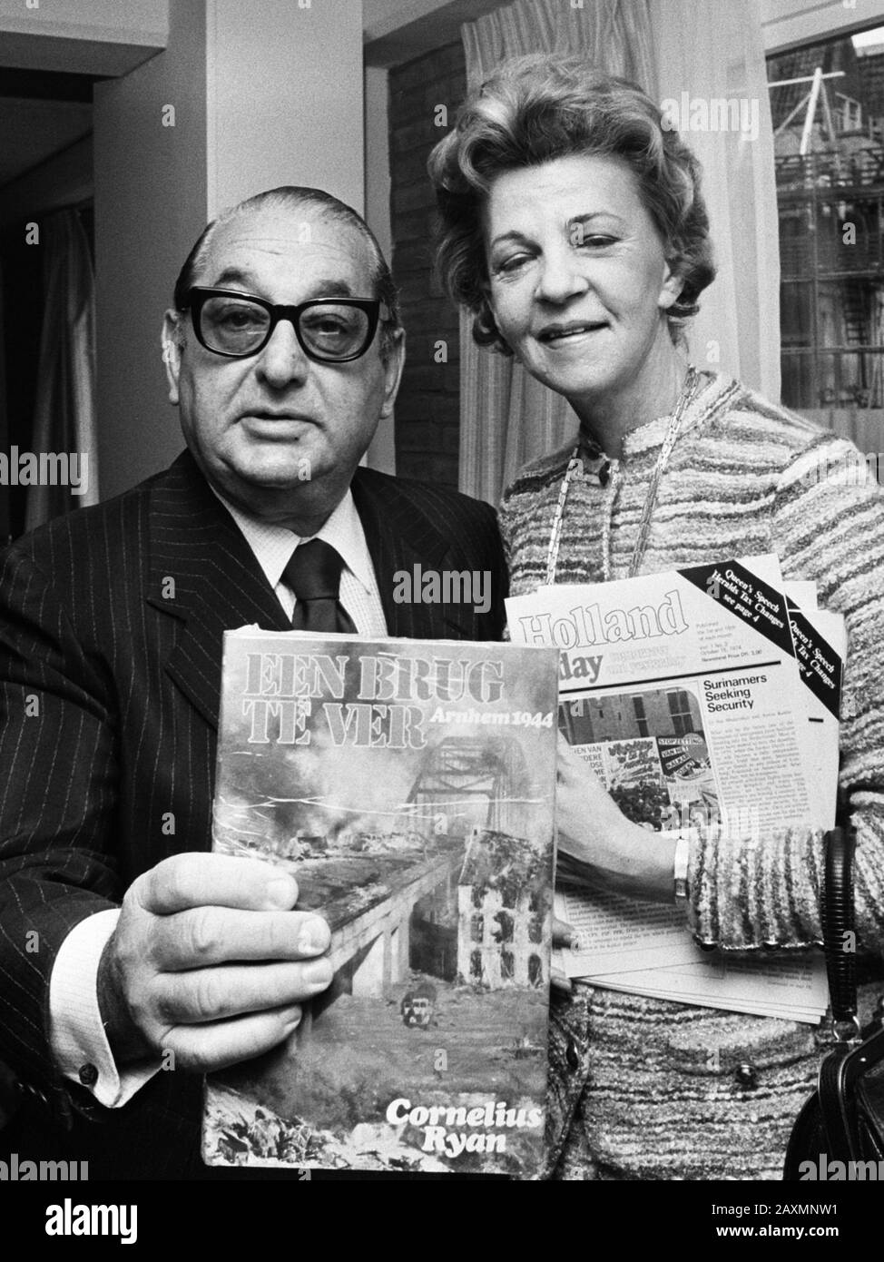 Persconferentie Joseph E. Levine en Cathy Ryan (weduwe van auteur Cornelius Ryan) sur film Een brug te ver 27 maart 1975 producteur de film Joseph E. Levine et Kathryn Ryan (veuve de l'auteur Cornelius Ryan) lors d'une conférence de presse pour le film A Bridge Trop Loin Banque D'Images