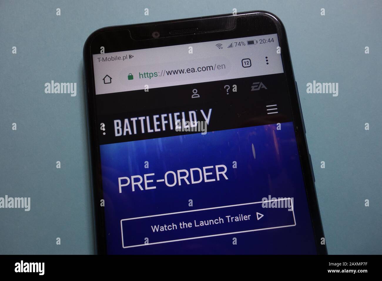 Précommandez des jeux vidéo Battlefield V sur le site Web officiel Electronic Arts affiché sur votre smartphone Banque D'Images