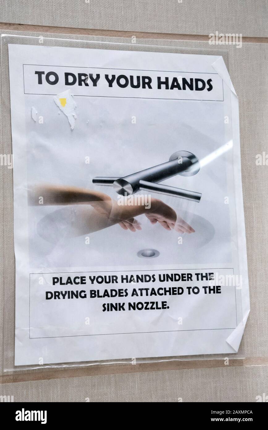 Le New Port Wentworth Georgia Welcome Center, situé le long de l'Interstate 95, est doté de robinets de haute technologie avec sèche-mains intégrés dans les toilettes publiques. Banque D'Images