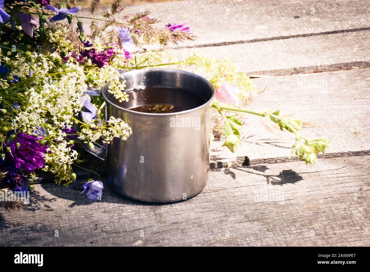 le mug est sur la table avec filtre à fleurs à ressort Banque D'Images