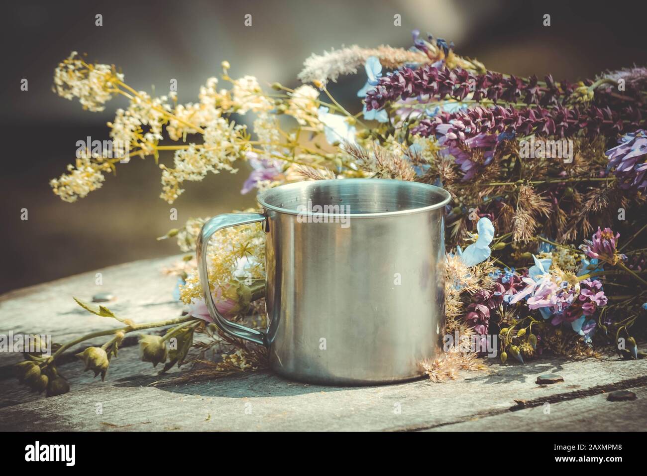 bouquet de fleurs de printemps et une tasse sur le filtre de table, Banque D'Images