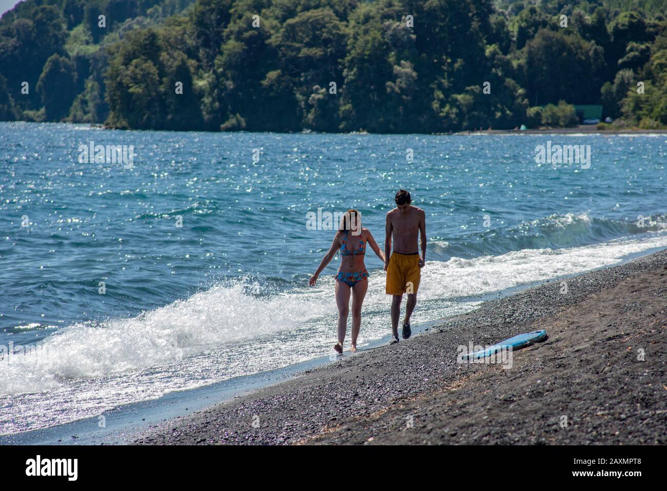 jeune couple en maillot de bain en profitant sur un lac Banque D'Images