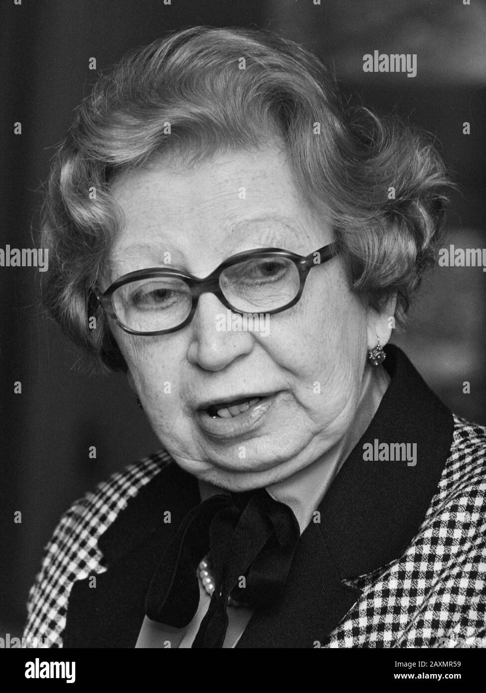 Livre De Présentation Anne Frank A Rappelé Miep Gies À La Maison D'Anne Frank À Amsterdam; Miep Gies Le 5 Mai 1987 Banque D'Images