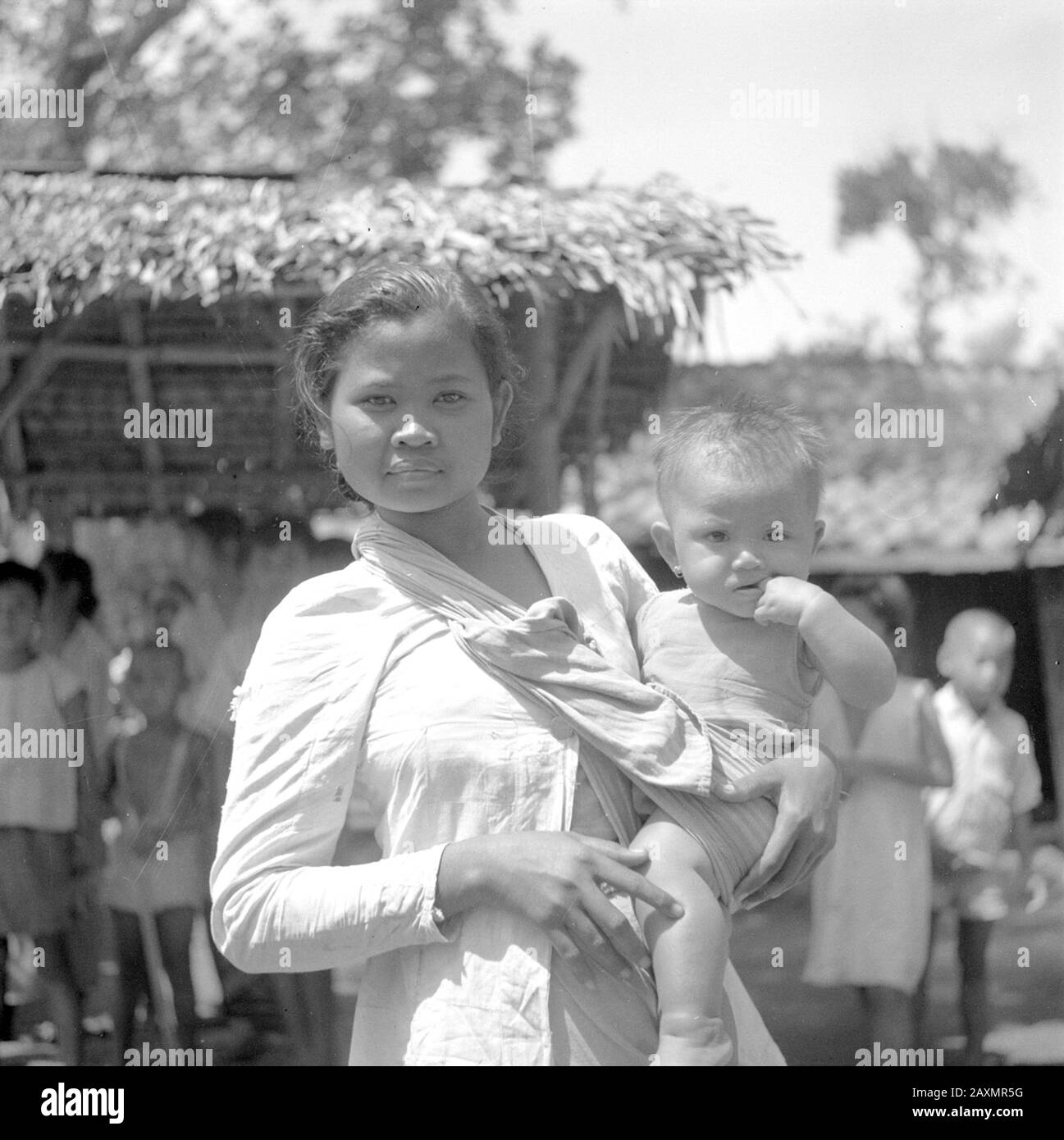 Mère avec enfant Date: 1946 Créateur: Sondage, Willem van de Filenumber: 255-6682 URL: http://beeldbank.nationaalarchief.nl/na:col1:dat451571 Tong Tong Fair 2010 Les Archives nationales, L'Institut DES films OCULAIRES Pays-Bas et l'Institut néerlandais du son et de la présentation jamais vu avant d'archiver des documents sur les Antilles orientales néerlandaises et l'Indonésie dans le Pavillon de la culture à la foire de Tong Tong du 19 au 30 mai à la Haye. Le projet Images pour L'Avenir, dans lequel ces trois organisations travaillent ensemble sur un processus de numérisation, cette année a le thème "Indonésie". Plus d'informations sur http://www.beeldenv Banque D'Images