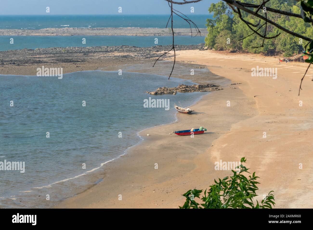 Plage tropicale vide avec ciel bleu et sable doré Banque D'Images