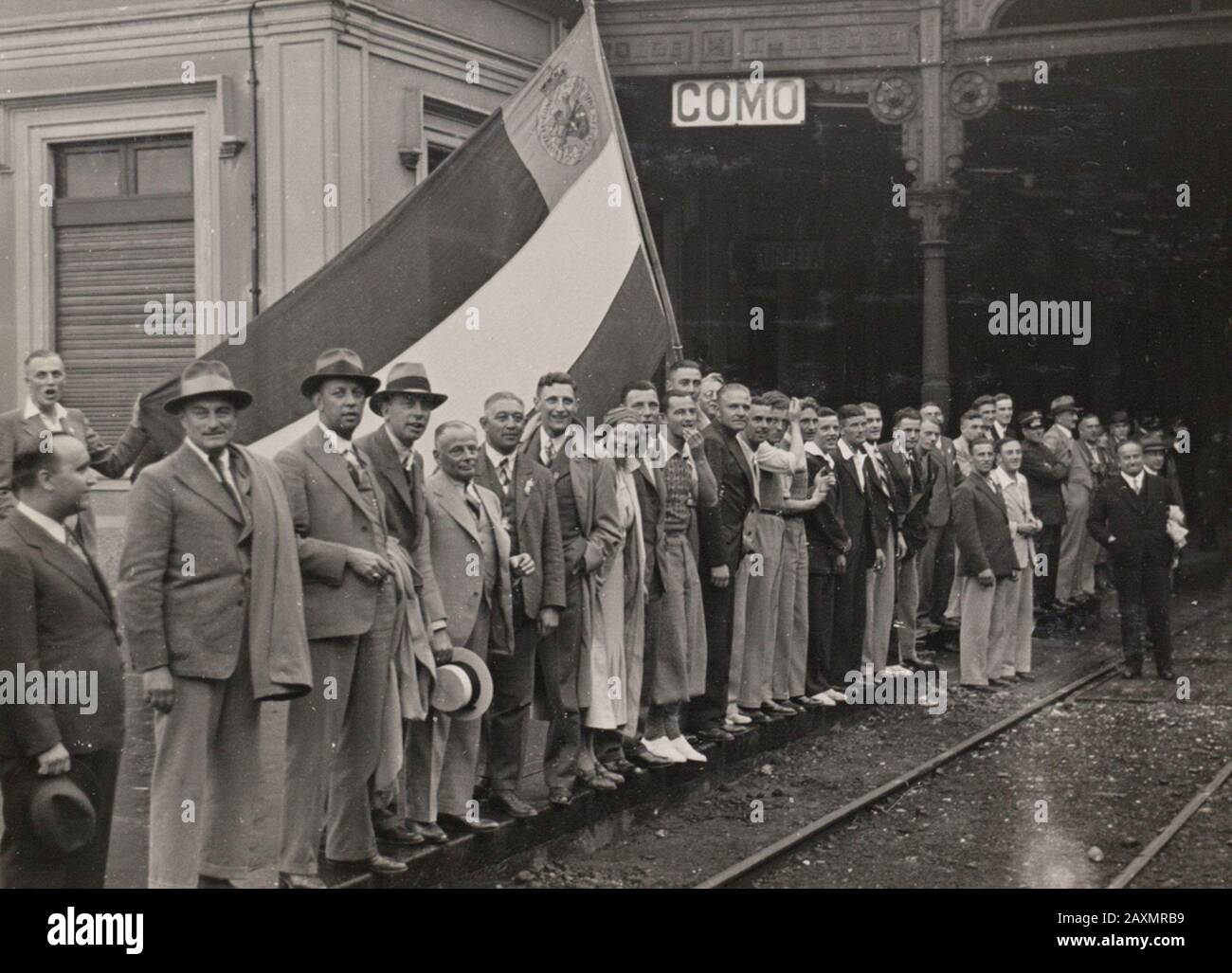 Joueurs et officiels de l'équipe nationale néerlandaise de football en  attente d'un train à la gare de Côme avec des joueurs de leurs adversaires  Suisse. Le match entre les Pays-Bas et la