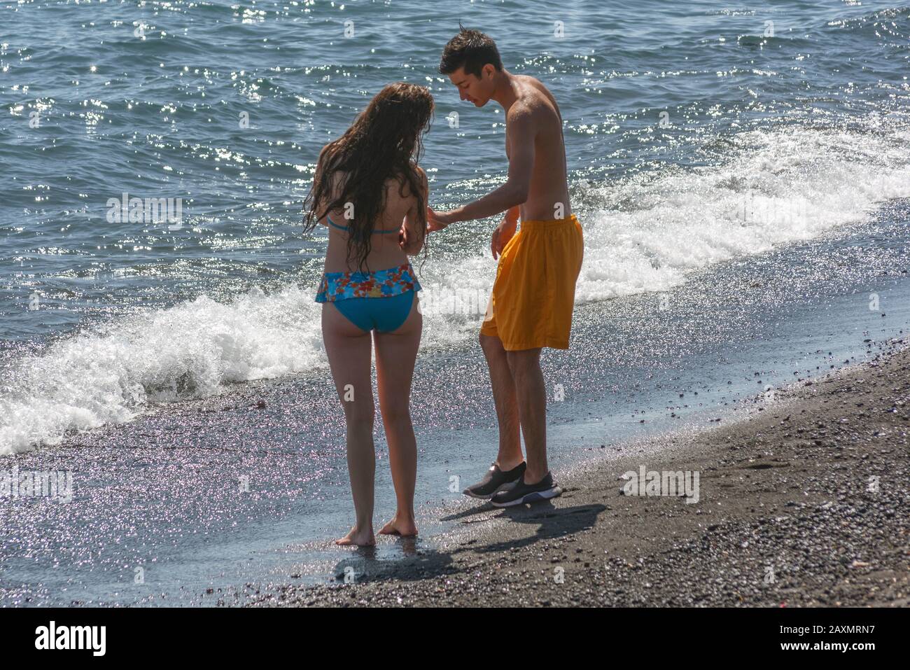 jeune couple en maillot de bain en profitant sur un lac Banque D'Images
