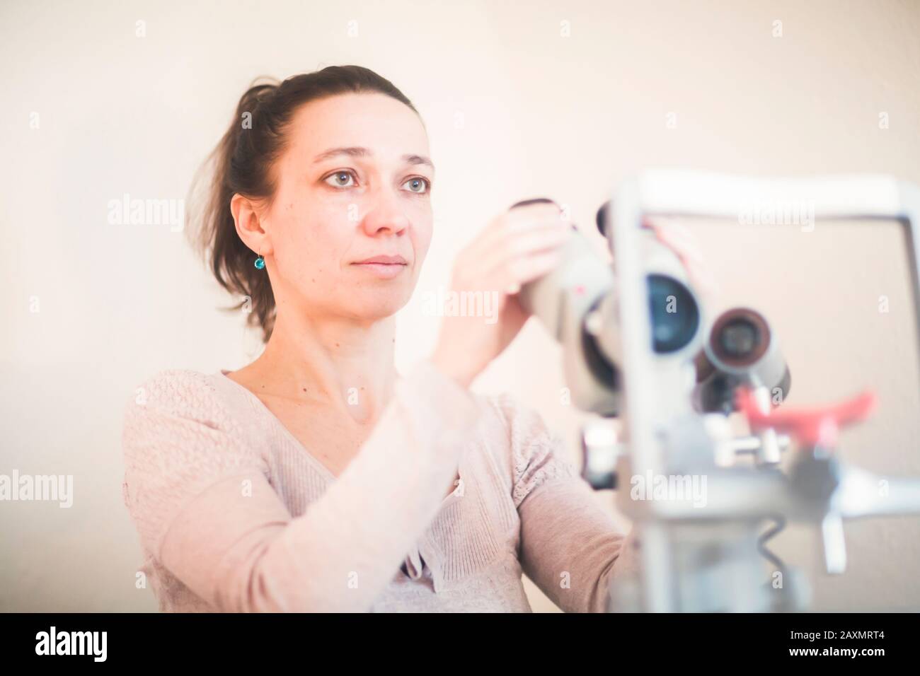 ophtalmologiste féminin dans une pratique de travail Banque D'Images