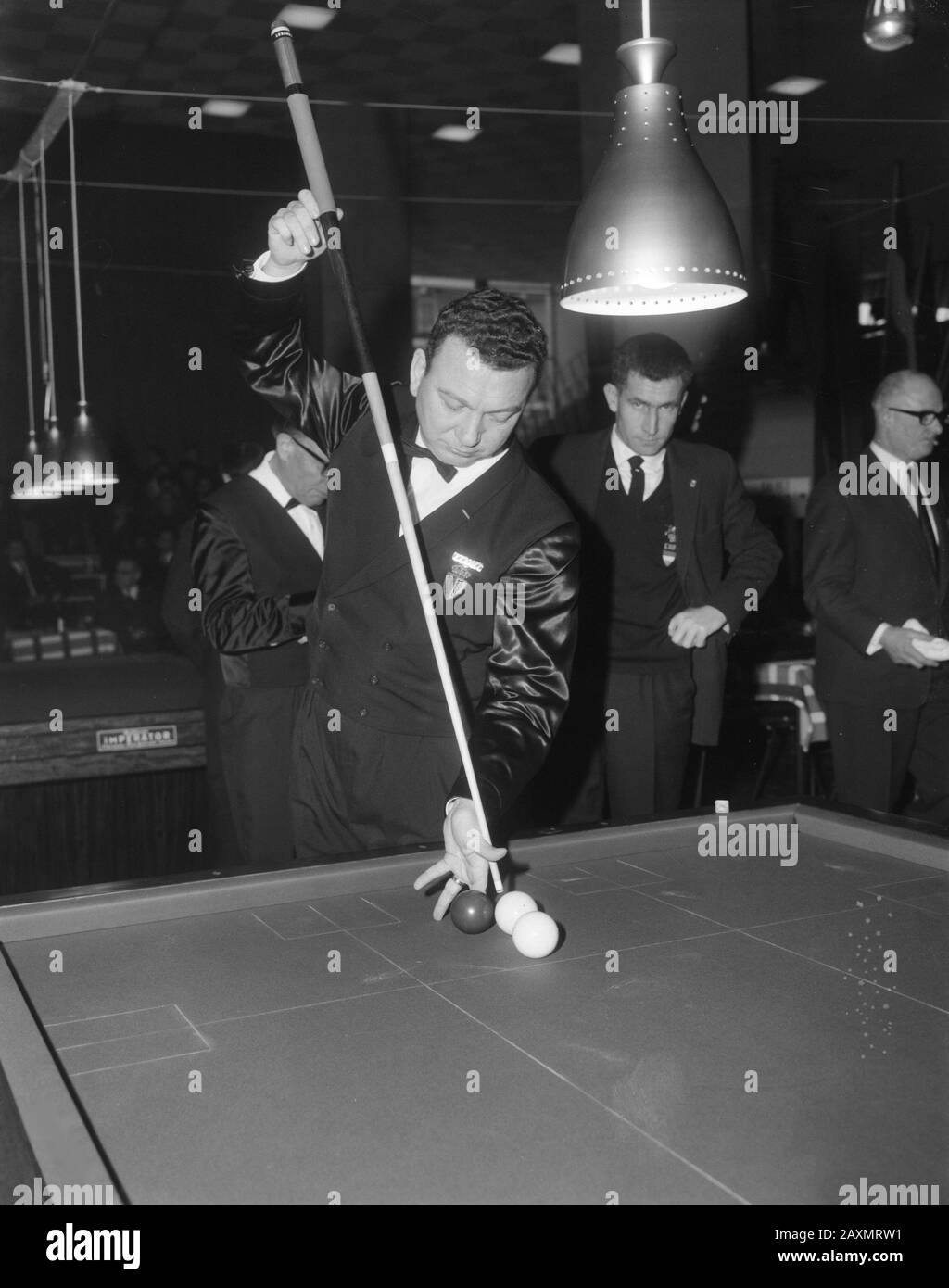 Collection / Archive: Photo Collection Anefo Report / Series: European Billards Championship Balkline 47/2 Heerlen, Jos Vervest (Belgique) Tir, Tini Vins À Observer Date: 28 Janvier 1965 Lieu: Heerlen Mots Clés: Billard Nom De La Personne: Vervest, Jos Banque D'Images