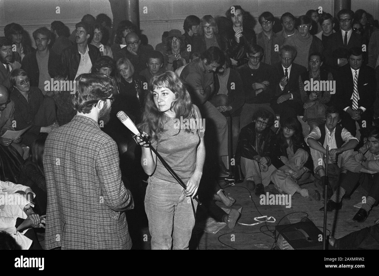 Collection / Archive: Photo Collection Annefo Rapport / série: L'enseignement public à la jeunesse Paradiso, Amsterdam sur l'avenir de Paradiso: La discussion Meulenbel avec microphone Date: 3 septembre 1969 lieu: Amsterdam, Noord -Holland mots clés: Discussions, centres de jeunesse Nom De La Personne: MEULENBELT, Anja Banque D'Images