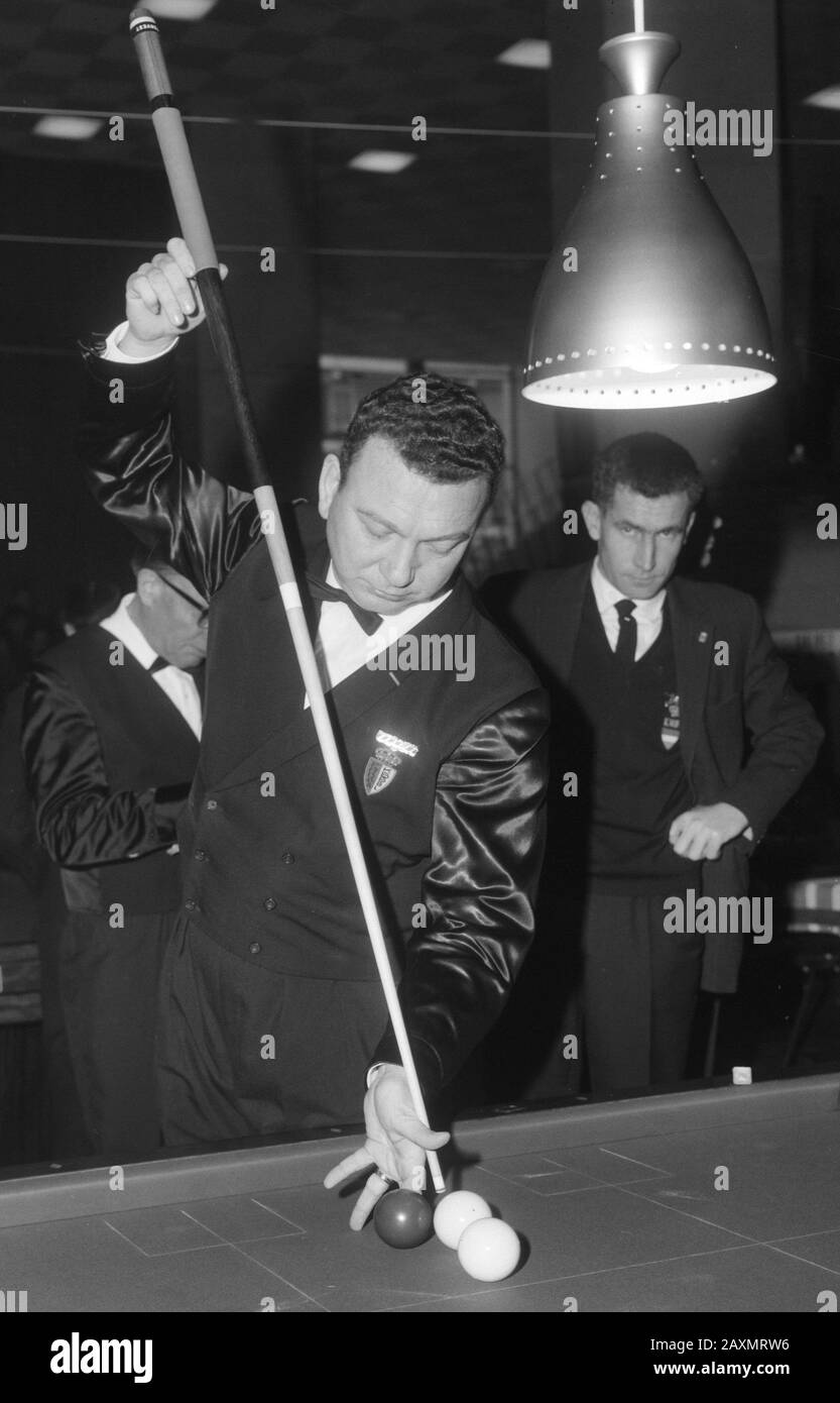Collection / Archive: Photo Collection Anefo Report / Series: European Billards Championship Balkline 47/2 Heerlen, Jos Vervest (Belgique) Tir, Tini Vins À Observer Date: 28 Janvier 1965 Lieu: Heerlen Mots Clés: Billard Nom De La Personne: Vervest, Jos Banque D'Images