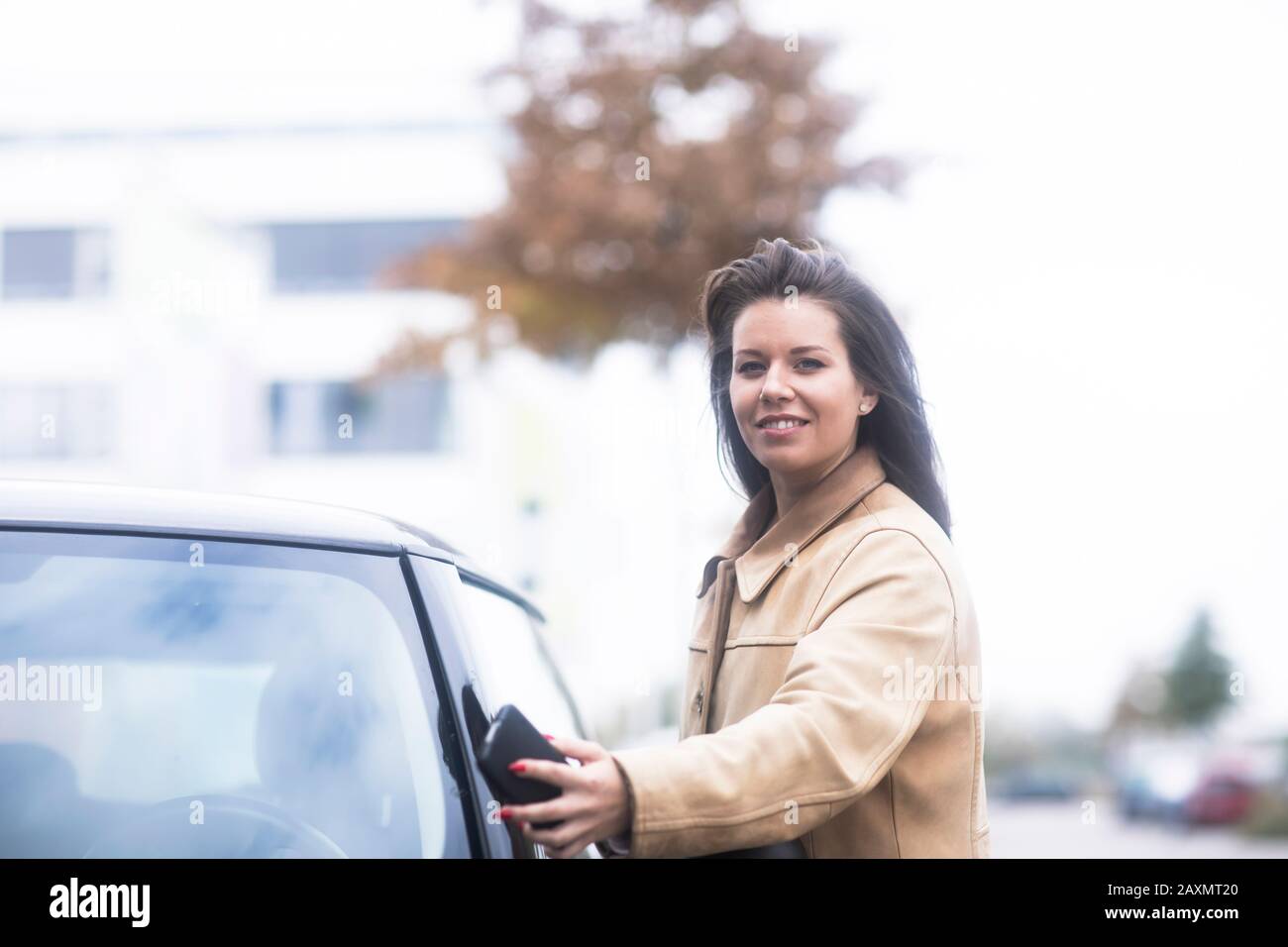 jeune femme utilisant une voiture comme partage de voiture Banque D'Images
