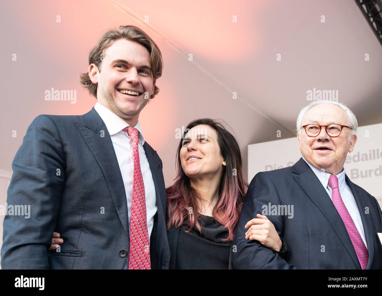 Offenburg, Allemagne. 12 février 2020. Jacob Burda, Elisabeth Burda et l'éditeur Hubert Burda (l-r) lors de la remise de la médaille Staufer à la fête du personnel du groupe des médias. L'éditeur Hubert Burda célèbre son 80ème anniversaire. Crédit: Patrick Seeger/Dpa/Alay Live News Banque D'Images