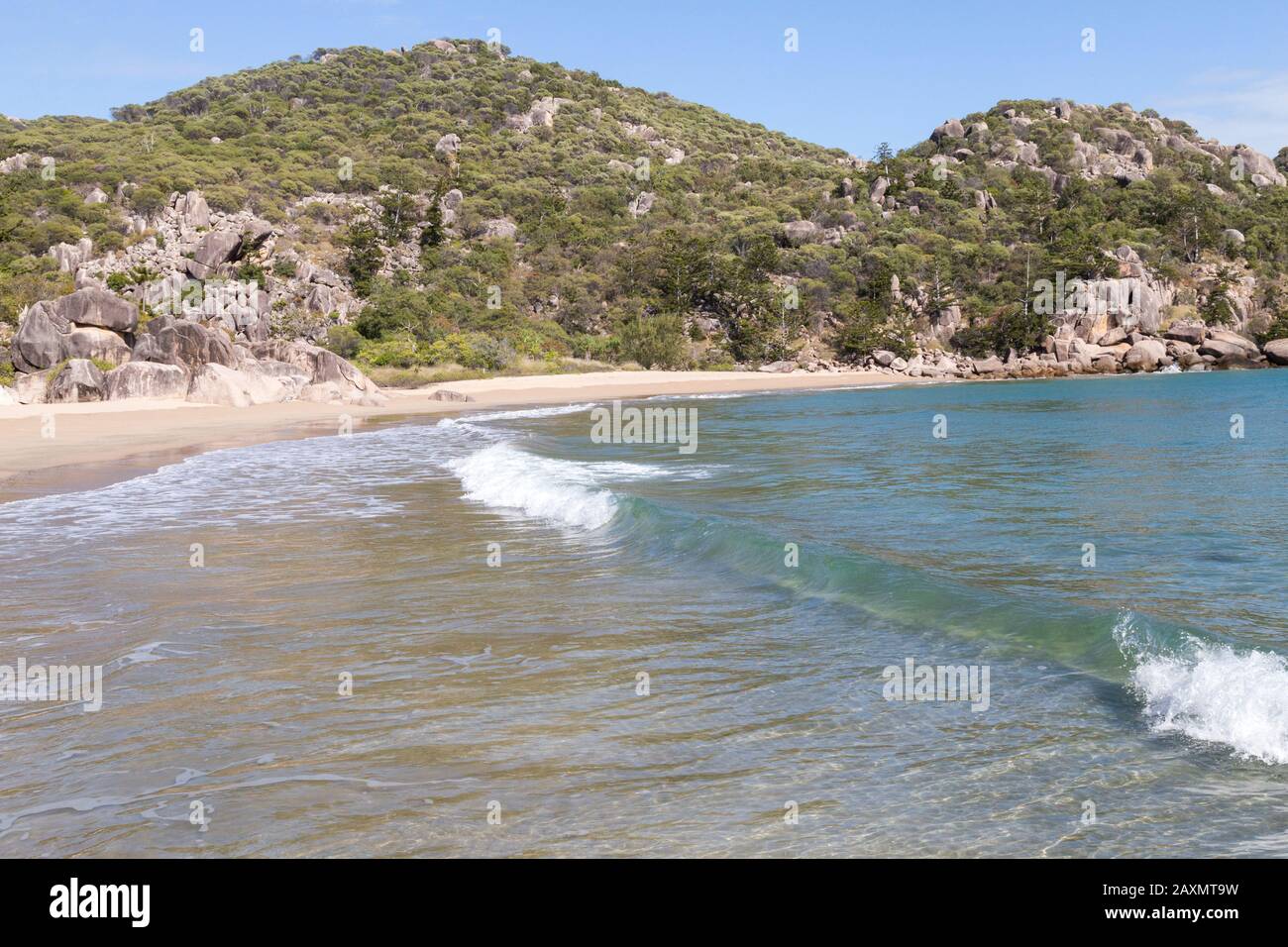 Petites vagues se brisant sur la plage de sable clair de l'île magnétique Banque D'Images