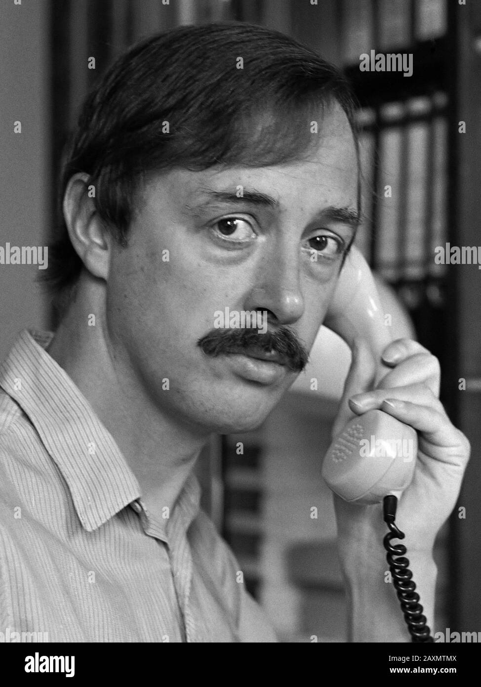 Drs. P. Lakeman (dir. Centre de recherche sur l'information de gestion (SOBI) incluant le téléphone le 3 septembre 1982 Banque D'Images