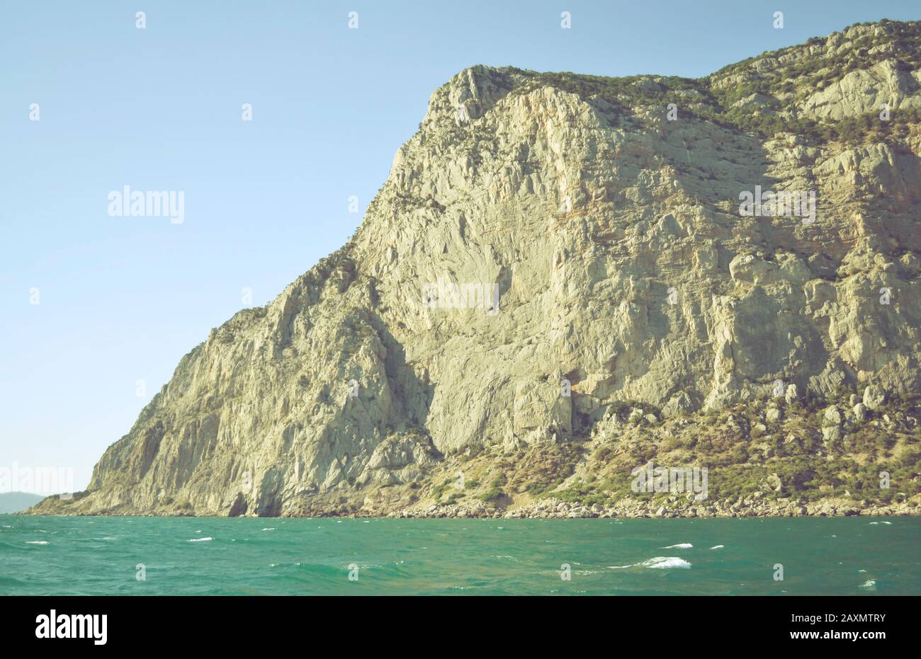 Falaise de roche de montagne près de la mer, filtre de Crimée Banque D'Images