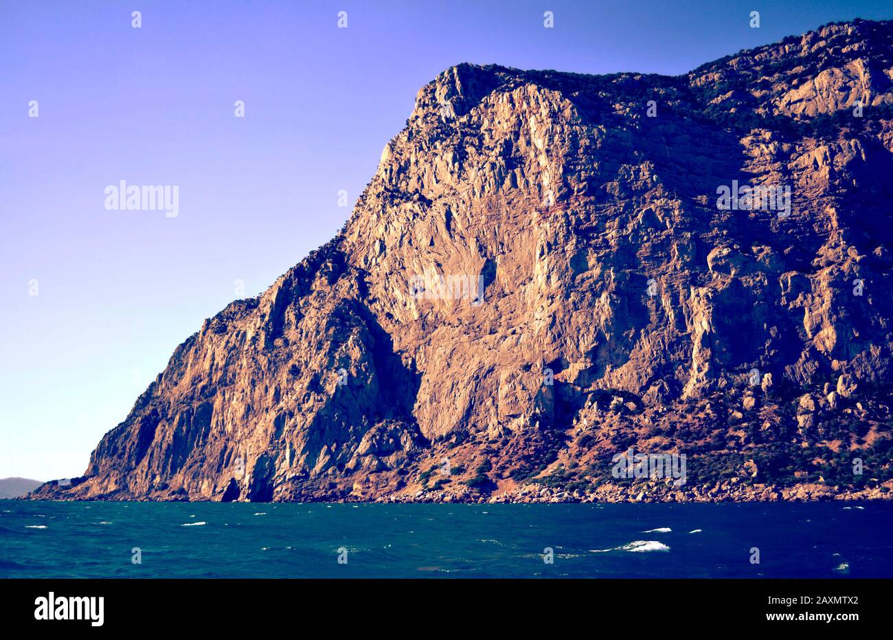 Falaise de roche de montagne près de la mer, filtre de Crimée Banque D'Images