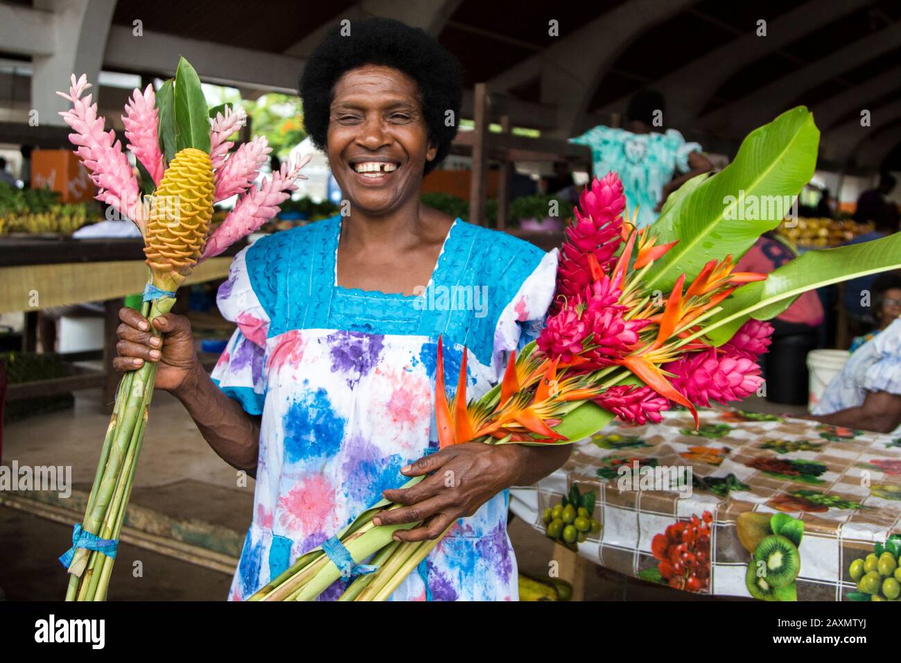 Portrait d'une femme de Vanuatu, tenant des fleurs exotiques colorées Banque D'Images