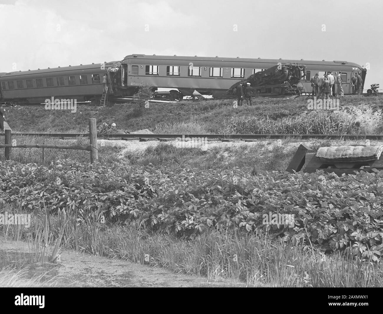 Accident ferroviaire à Weesp. Train express sur train de banlieue vue d'ensemble train à pièces 19 juin 1953 Banque D'Images