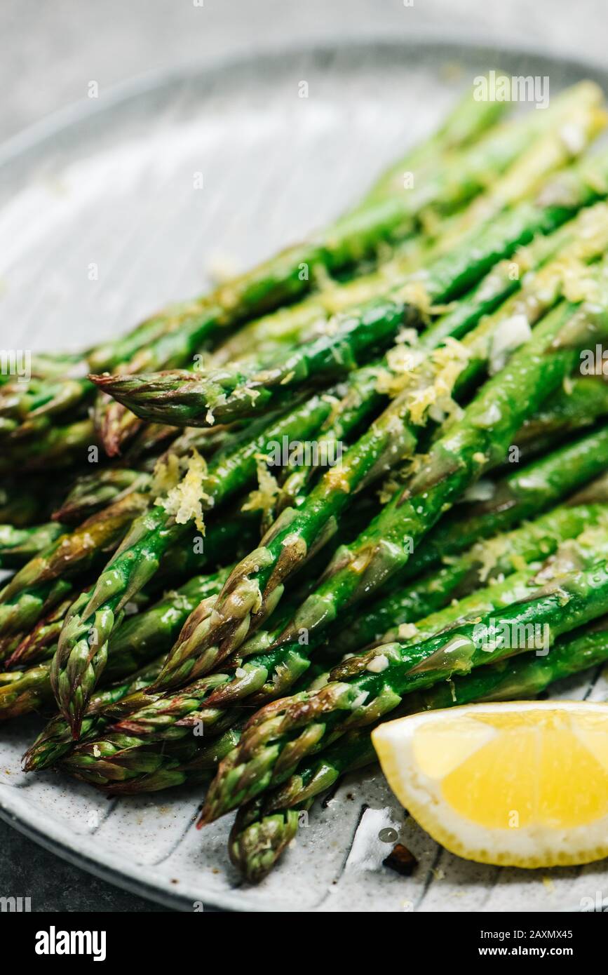 Gros plan des pointes d'asperges à l'ail au citron Banque D'Images