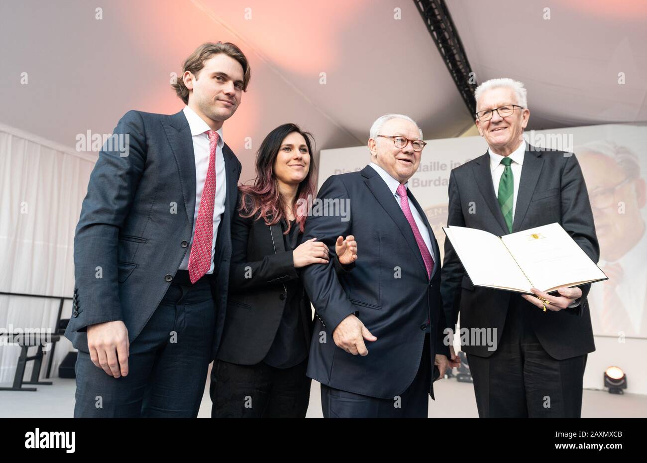 12 février 2020, Bade-Wuerttemberg, Offenburg: Jacob Burda, Elisabeth Burda, éditeur Hubert Burda et Winfried Kretschmann, Premier ministre du Bade-Wurtemberg (Bündnis 90/Die Grünen,l-r) lors de l'attribution de la médaille Staufer au groupe des médias. L'éditeur Hubert Burda célèbre son 80ème anniversaire. Photo : Patrick Seeger/Dpa Banque D'Images