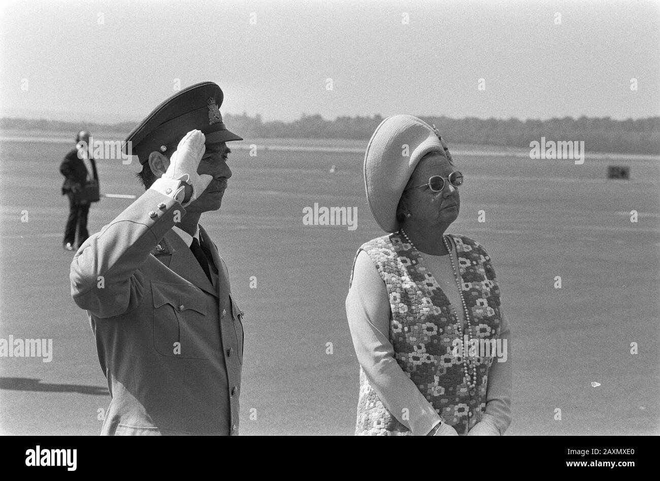 Légende originale : le duc Jean de Luxembourg et la reine Juliana arrivent à l'aéroport de Luxembourg. - Archives Nationales Banque D'Images