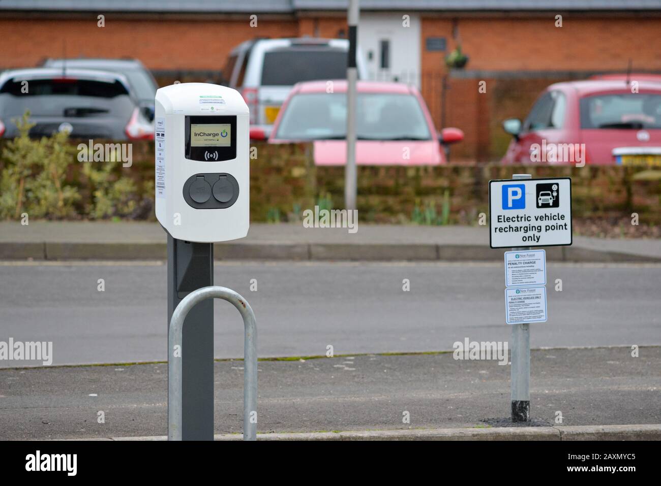 Point de charge de voiture électrique dans un parking public Banque D'Images