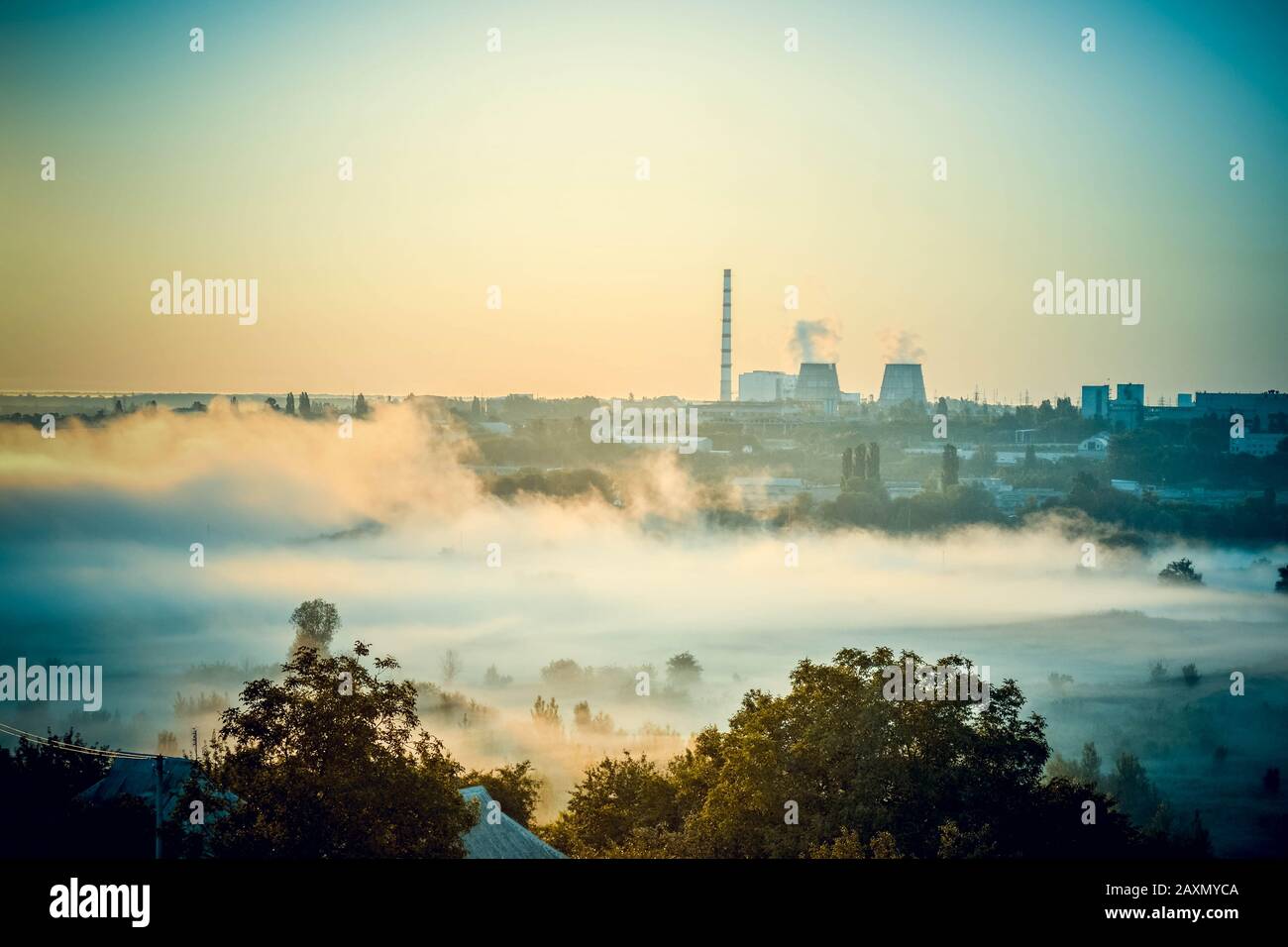 paysage urbain des centrales électriques et du champ avec brouillard, filtre Banque D'Images