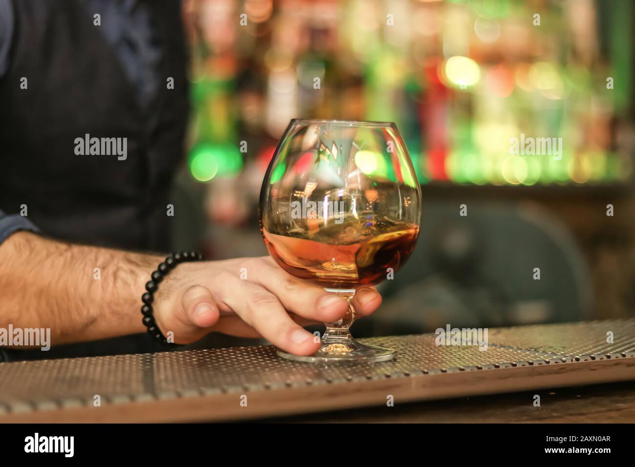 main tenant un verre de whisky, boisson alcoolisée Banque D'Images