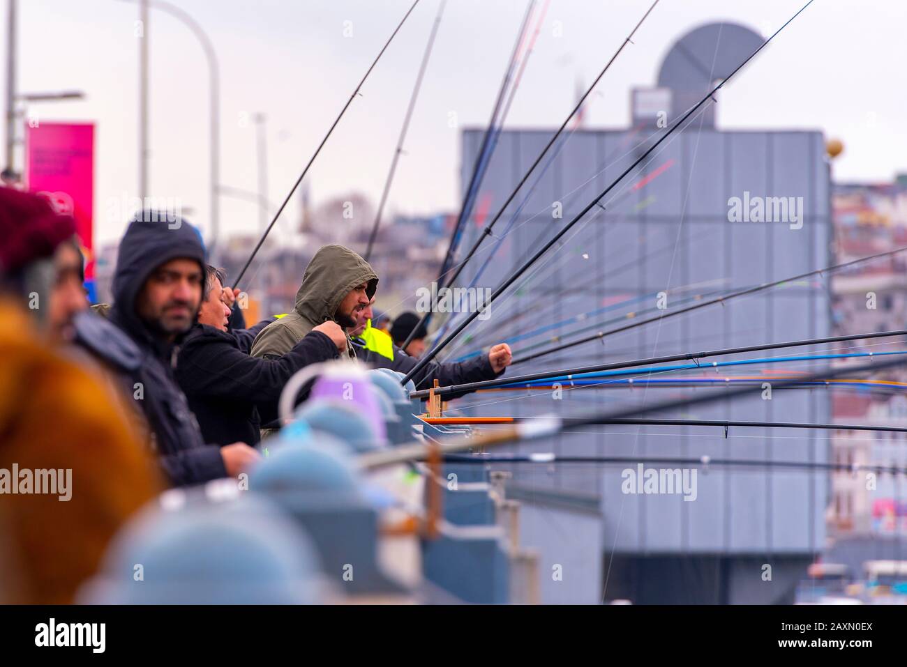 Istanbul - DEC 29: Pêcheurs au pont Galata, pêche des pêcheurs à Istanbul le 29 décembre. 2019 en Turquie Banque D'Images