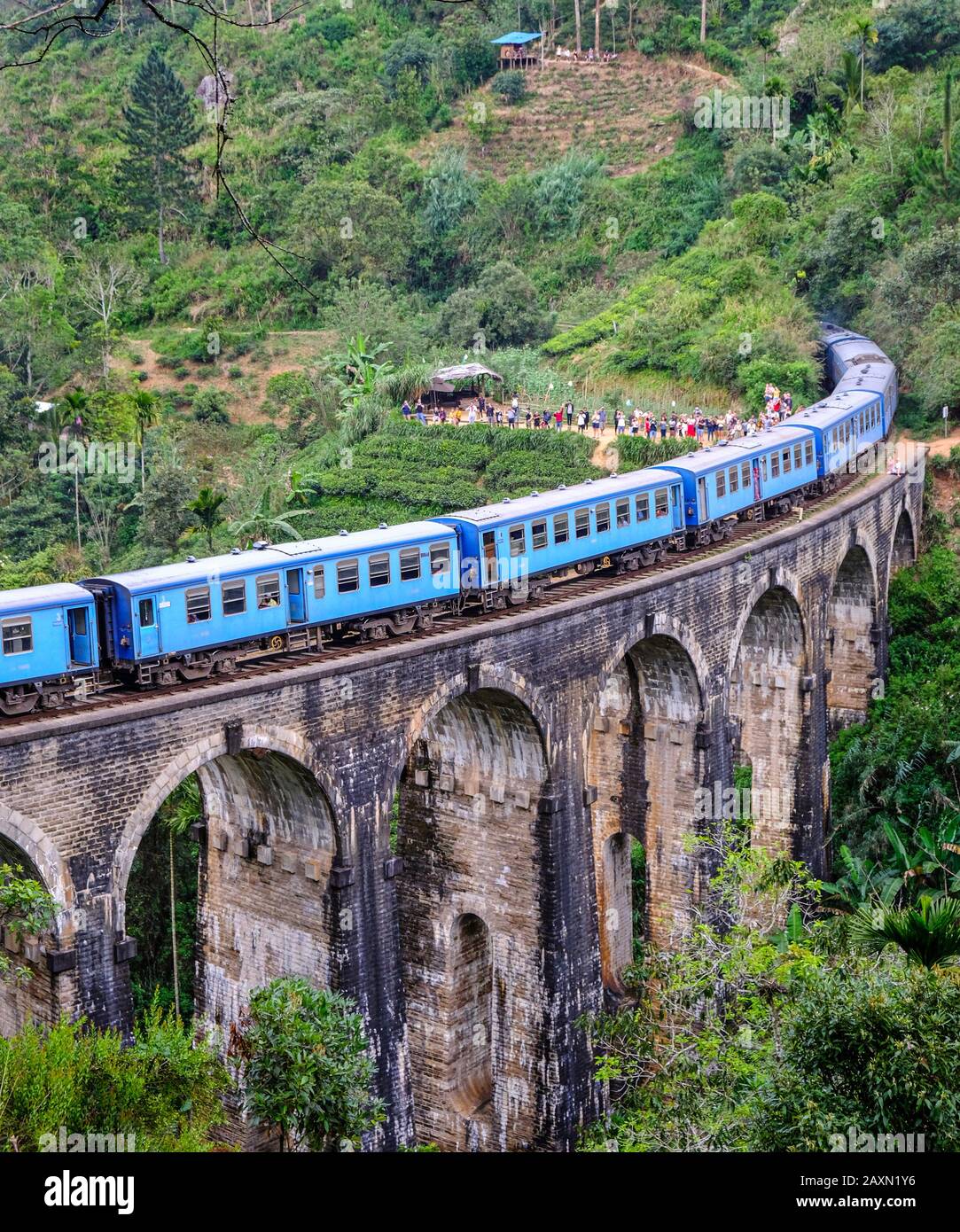 Demodara, Sri Lanka - Janvier 2020: Train traversant le Pont De Neuf Arches le 20 janvier 2020 à Demodara, Sri Lanka. Banque D'Images