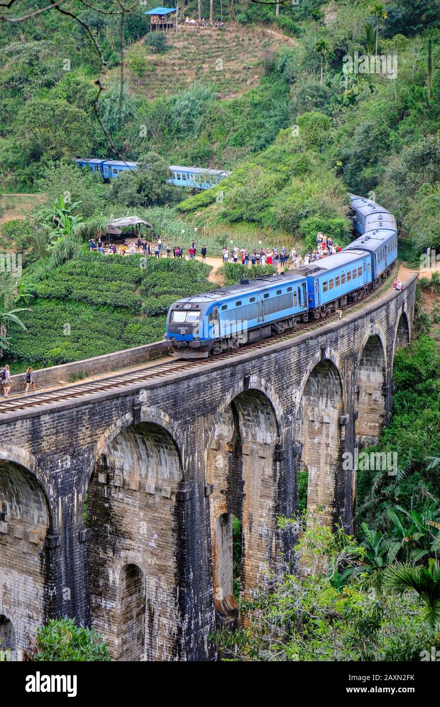 Demodara, Sri Lanka - Janvier 2020: Train traversant le Pont De Neuf Arches le 20 janvier 2020 à Demodara, Sri Lanka. Banque D'Images