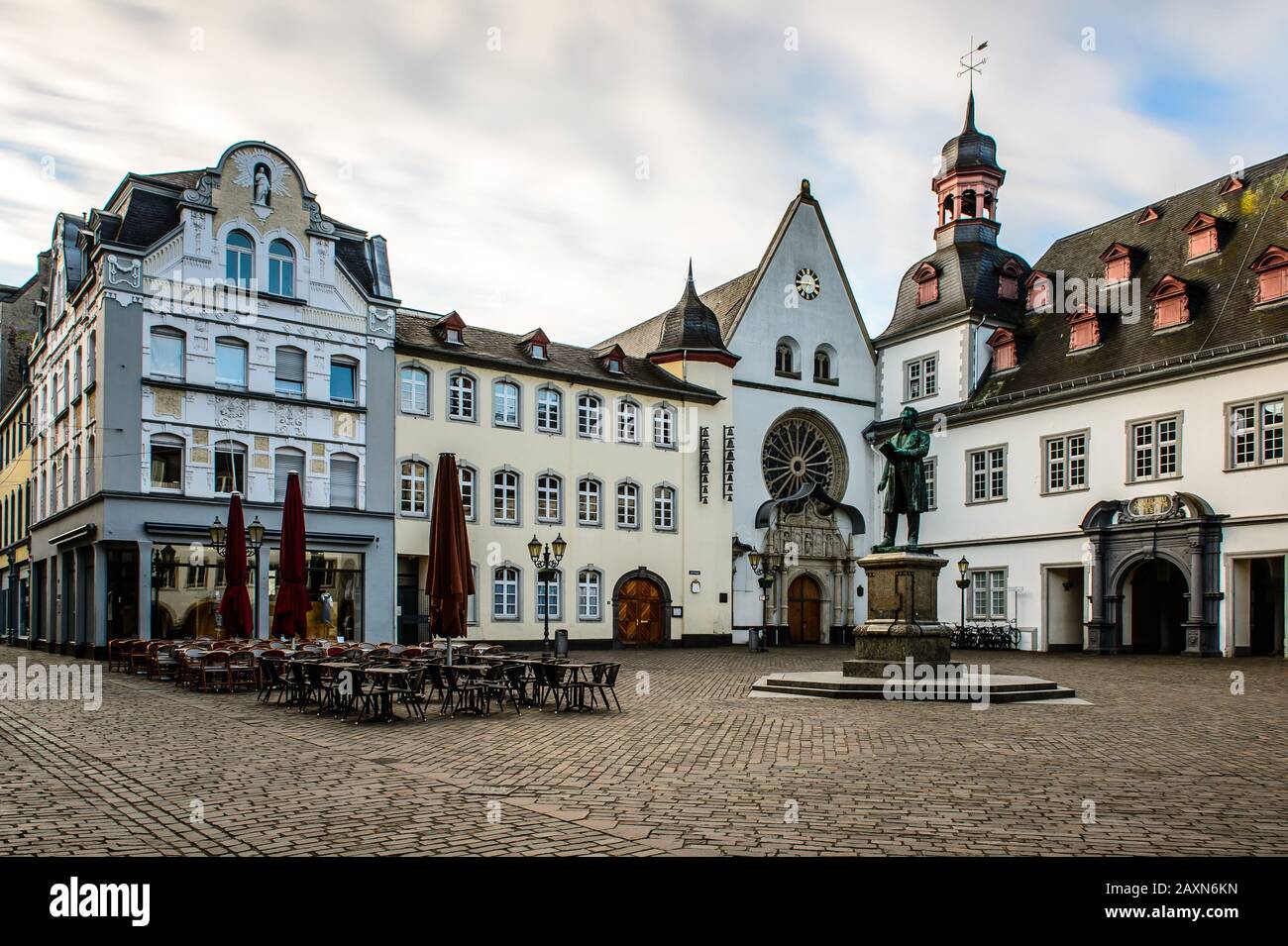 Place "Jesuitenplatz" avec mairie et église à la pause de l'aube, Coblence, Allemagne, Europe Banque D'Images