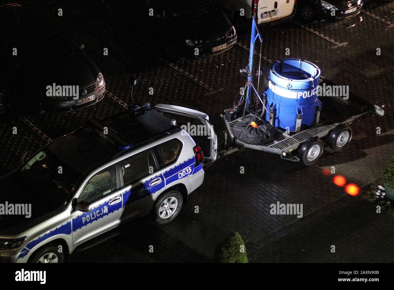 Lubartow, Pologne - 11 février 2020: Transport Barrel de l'unité d'élimination des bombes de police lors de l'action de neutralisation de matières explosives dangereuses trouvées Banque D'Images
