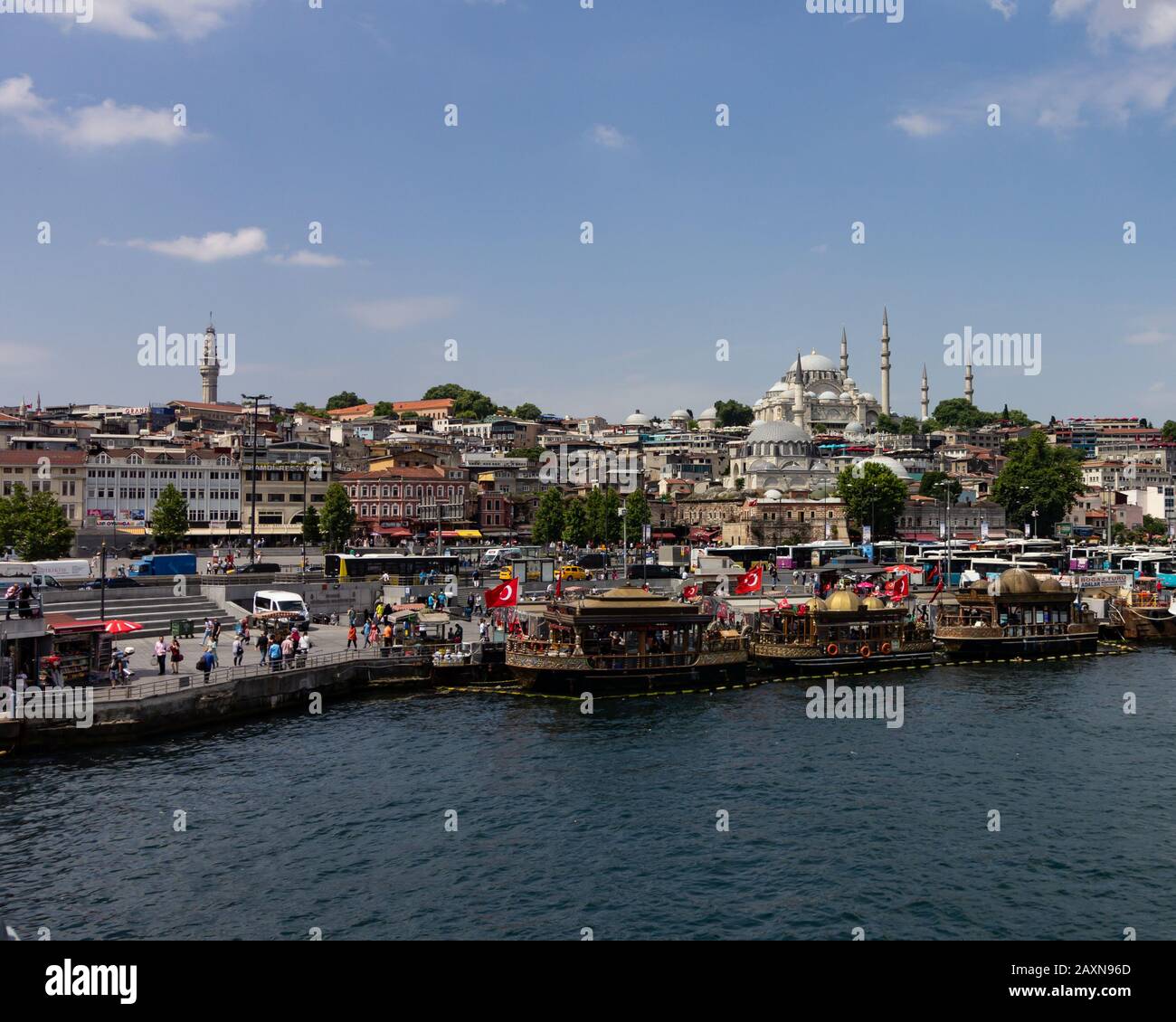 18 juin 2019 - Istanbul, Turquie - la banque de la Corne d'Or pleine de touristes avec la mosquée Rüstem Paşa Camii en arrière-plan Banque D'Images