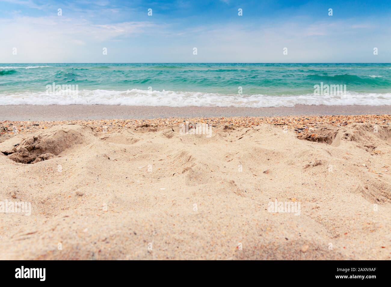 Soirée avec une vague de la mer se précipiter sur la rive. Banque D'Images