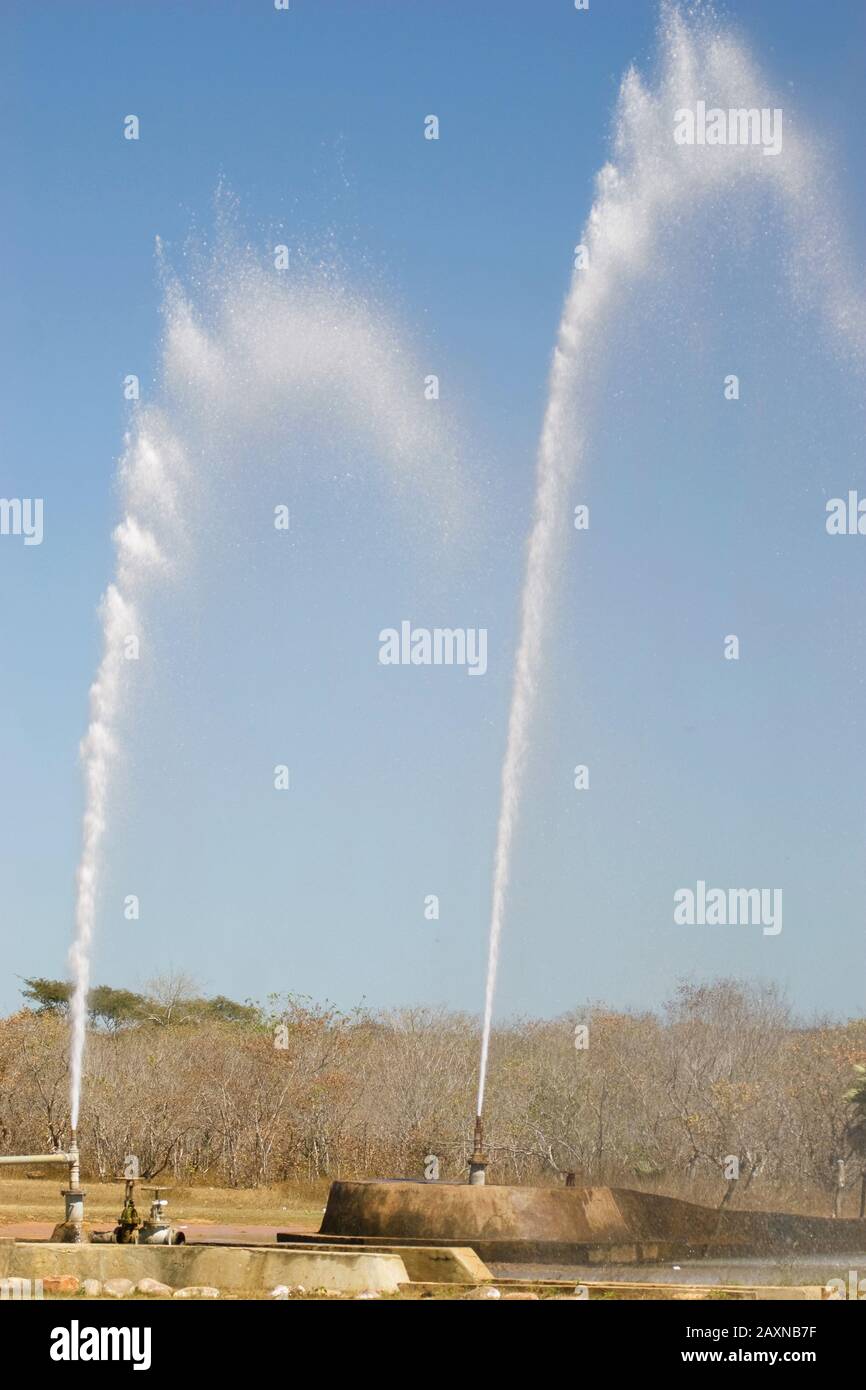 PoÇos artesianos em área de ocorrência de caatinga, seca, puits d'Artésien, Cristino Castro, Piauí, Brésil Banque D'Images