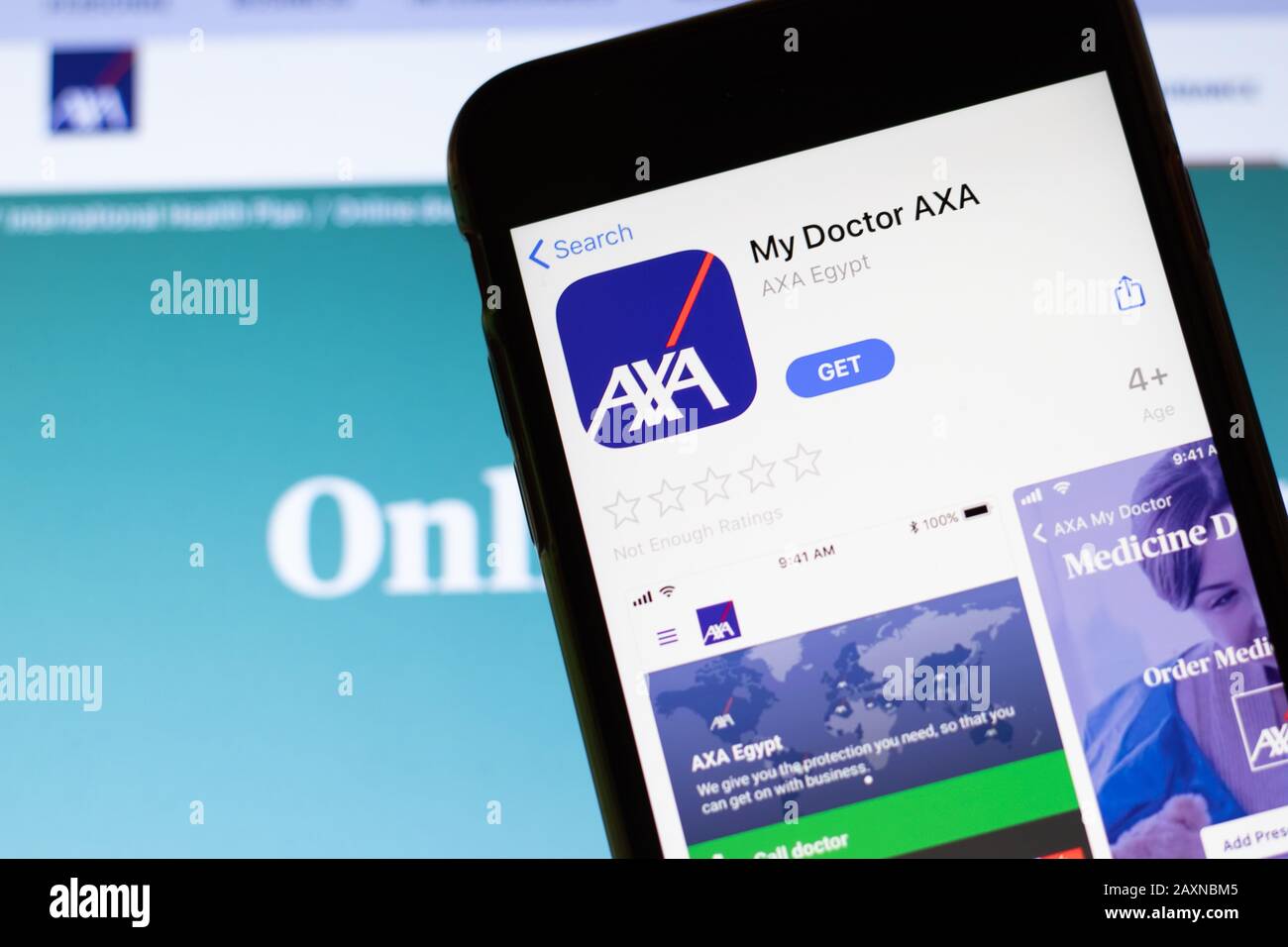 Los Angeles, Californie, États-Unis - 12 février 2020: Téléphone mobile avec mon icône AXA de docteur sur l'écran de gros plan avec le site Web sur ordinateur portable. Arrière-plan flou Banque D'Images