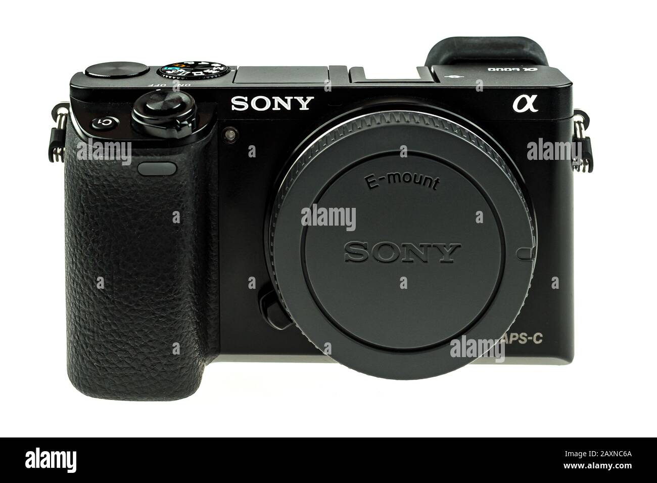 Brilon, Rhénanie-du-Nord-Westphalie / Allemagne - 5 février 2020: Appareil photo numérique Sony Alpha 6000 photographié en studio. Éditorial d'illustration. Banque D'Images