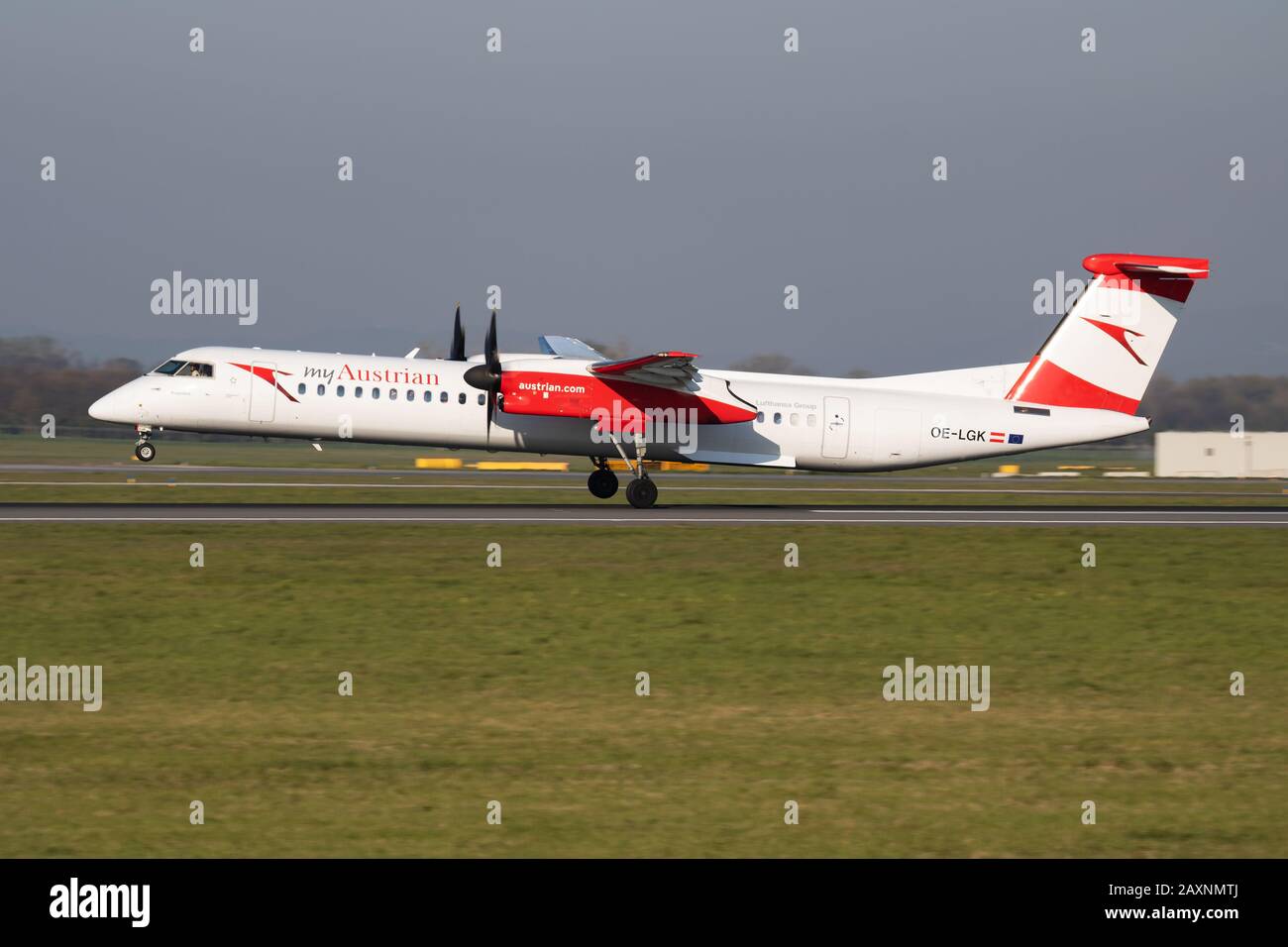 Vienne / Autriche - 18 avril 2019 : Austrian Airlines Bombardier DHC-8 Q400 OE-LGK avion de passagers arrivée et atterrissage à l'aéroport international de Vienne Banque D'Images