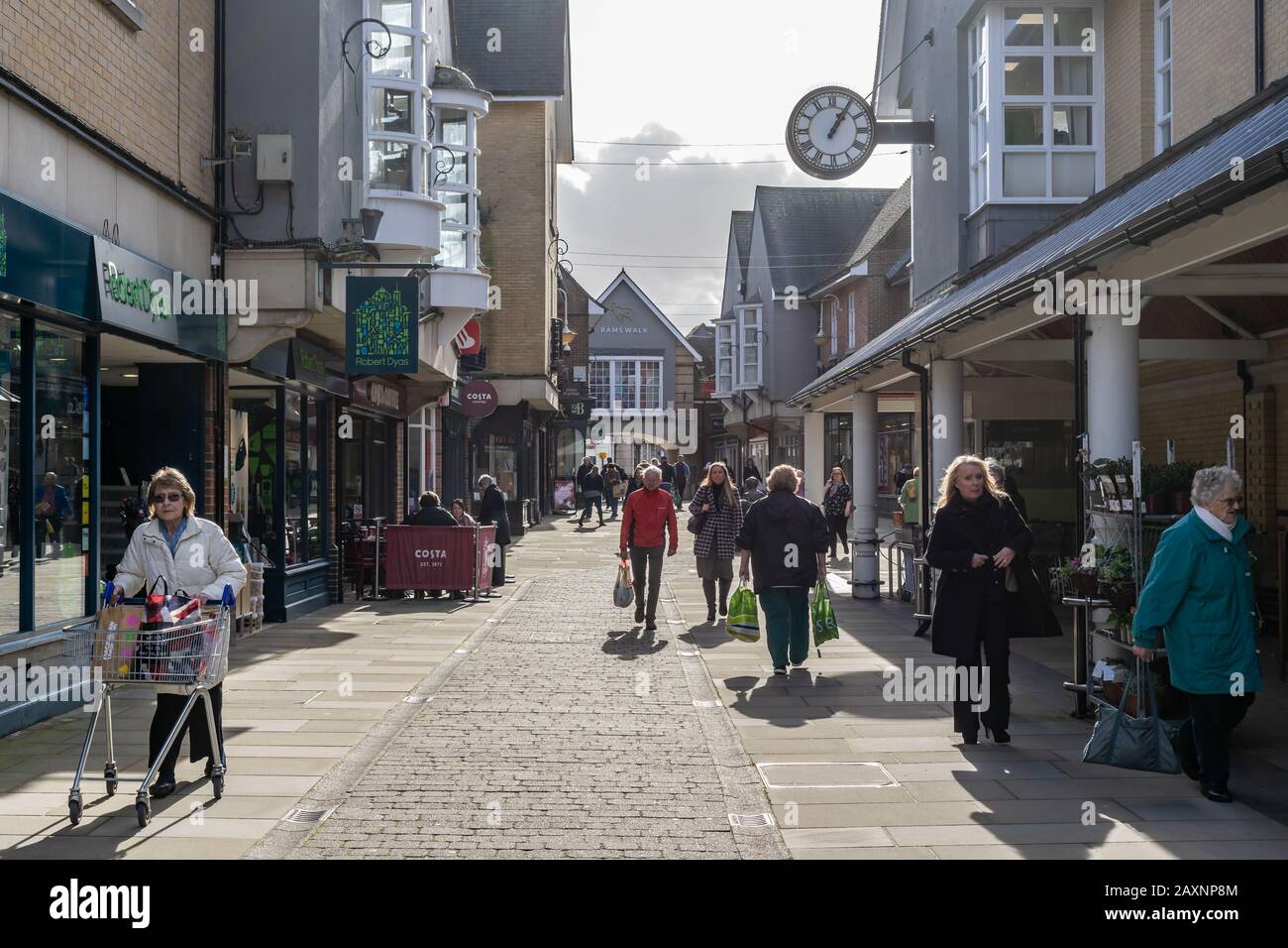 Les clients qui marchent à travers Rams Walk à Petersfield Hampshire, une rue typique du marché anglais Banque D'Images