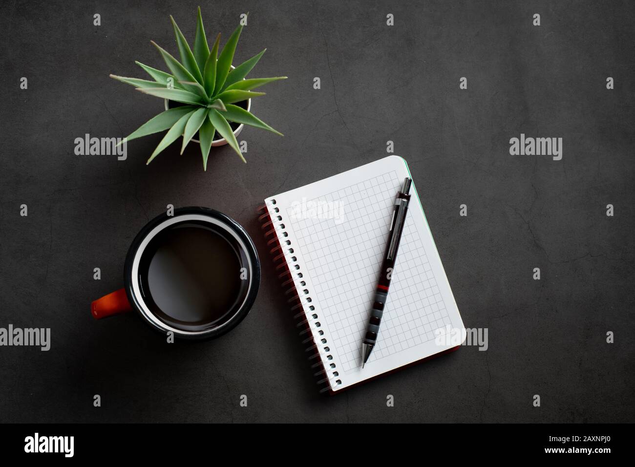 vue du dessus de la table avec bloc-notes, café et plante sur fond noir. Banque D'Images
