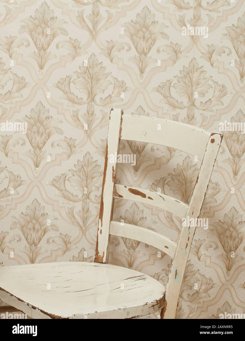 Chaise, chaise blanche, papier peint, détails Banque D'Images