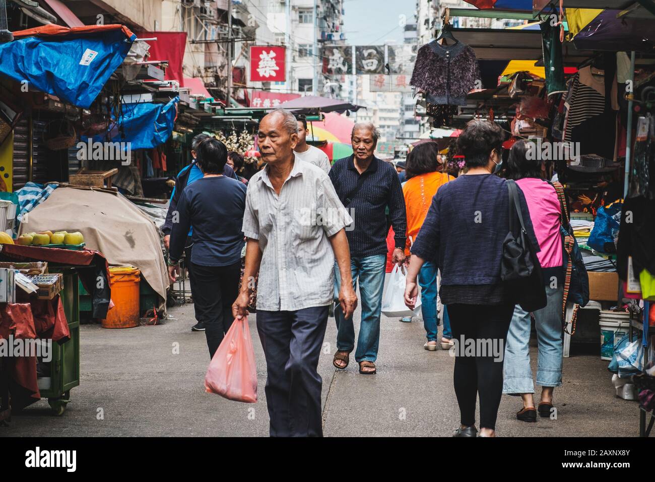 Hongkong, Chine - novembre 2019: Un vieil homme asiatique qui achète des articles d'épicerie sur le marché alimentaire de la rue à Hong Kong Banque D'Images