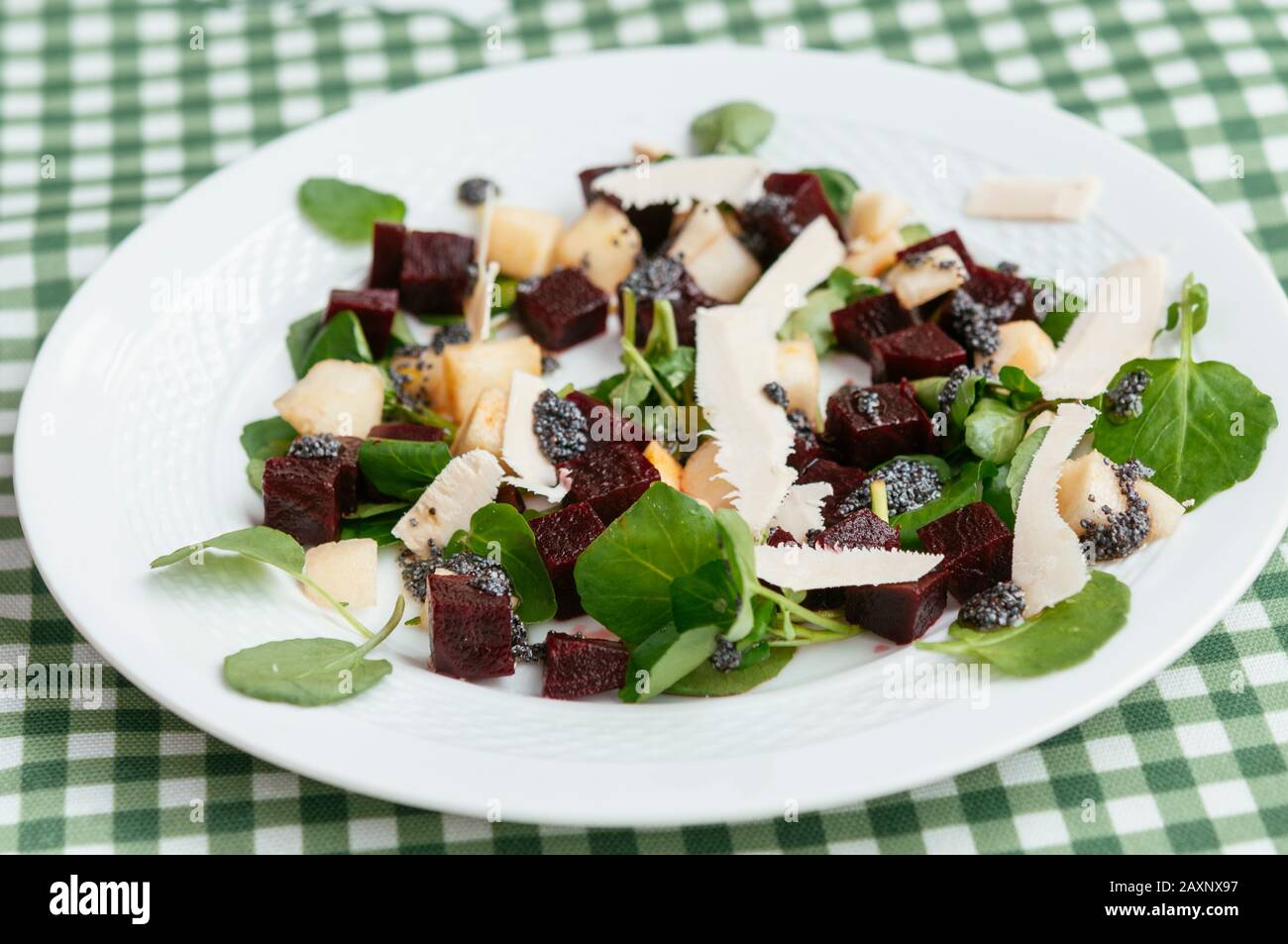 Salade de betteraves et de poires sur la cresson avec vinaigrette au pavot et fromage de soja. Banque D'Images