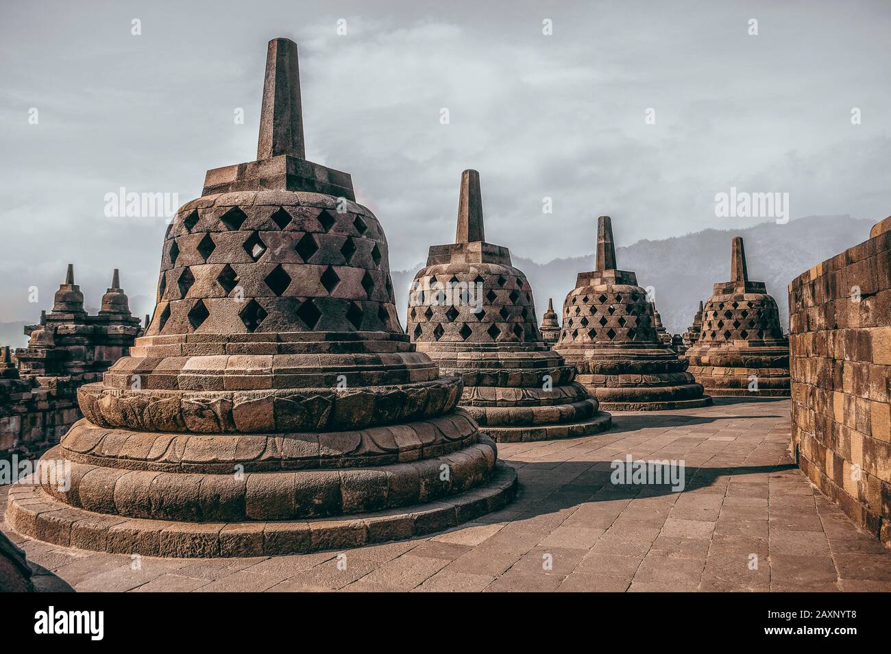 Borobudur, ou Barabudur est un temple bouddhiste Mahayana du IXe siècle. Muntilan, Dans Le Centre De Java, Indonésie. C'est le plus grand temple bouddhiste au monde. Banque D'Images