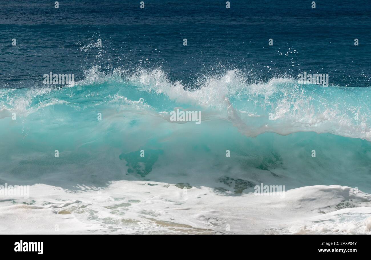 Mouvement gelé de gouttelettes d'eau à la crête des vagues de l'océan au large de la côte d'Hawaï Banque D'Images