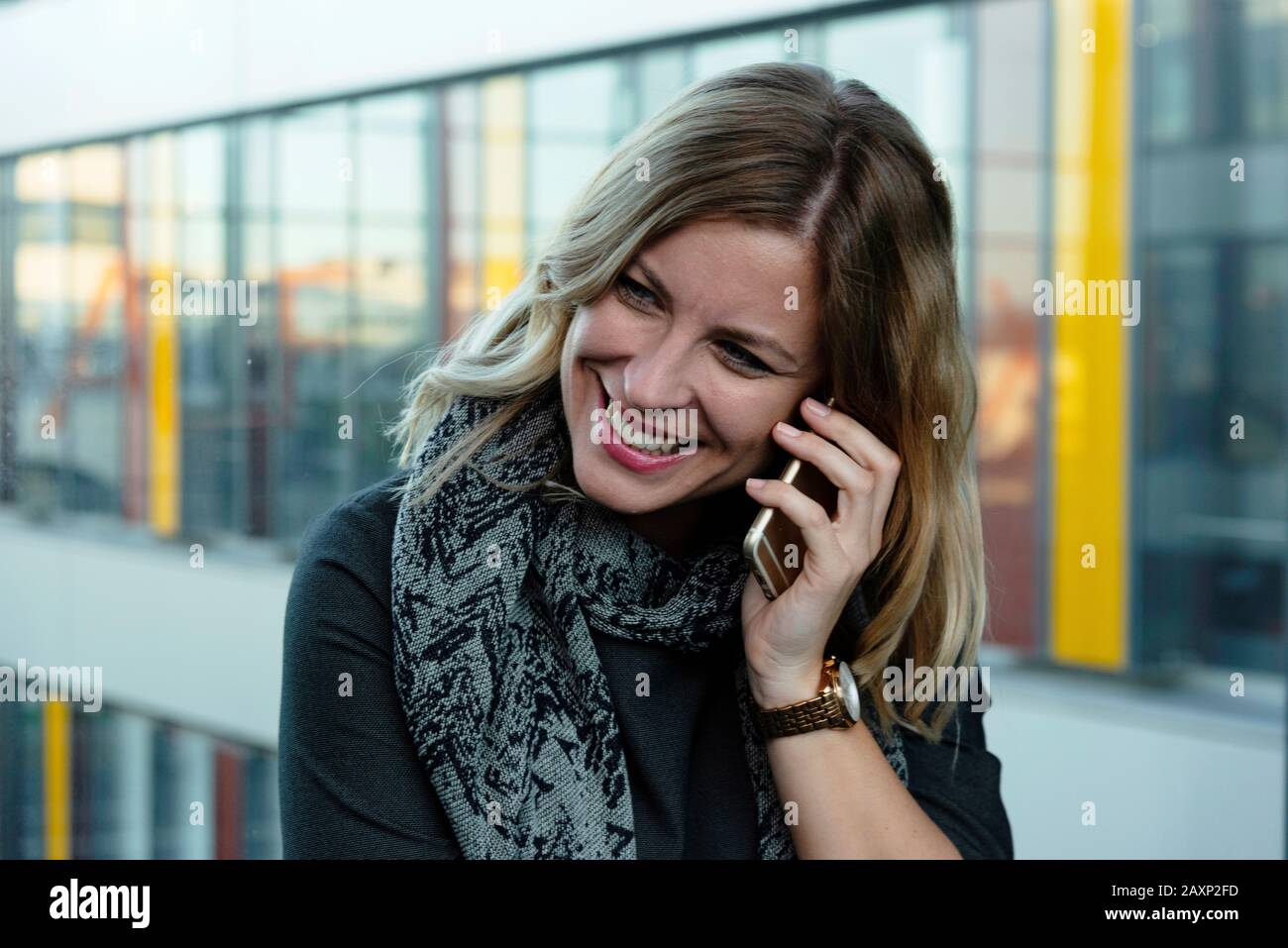 Jeune femme d'affaires avec Smartphone dans un immeuble de bureaux moderne, portrait Banque D'Images